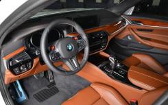 标准的4.4升双涡轮增压V8增压后可产生441kW的巨大功率和700Nm的扭矩