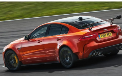 捷豹XE SV Project 8以一台配备592马力的5.0L增压V8打破了这个盖子