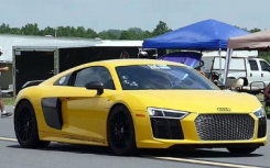 观看奥迪R8以2500马力创造了新的半英里世界纪录